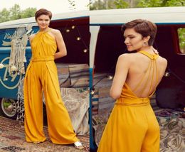 Combinaisons jaunes robes de soirée licou cou ceinture de ceinture perlée sans manches robes de bal à volants longueur de plancher sur mesure fête formelle8889321