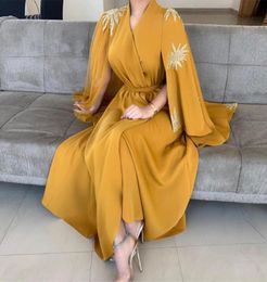 Dentelle jaune perlée une ligne ourlet asymétrique arabe Dubaï robes de soirée avec enveloppement col en V perle paillettes satin vêtements de cérémonie satin Pro5670832