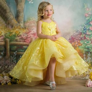 Vestidos de niña de flores de encaje amarillo para la boda Correas espaguetis Vestidos de desfile para niños pequeños Vestido de cumpleaños para niños con apliques de tul hasta el suelo