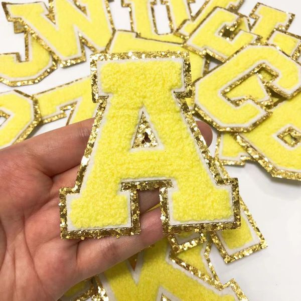 Lettres jaunes avec des paillettes d'or Patches en tissu chenille Broderie de serviette Rainbow Gritt Alphabet Fer sur l'autocollant Nom Vêtements DIY Joli sac Badge