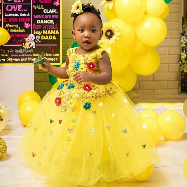 Amarillo Vestidos de fiesta de cumpleaños para niños pequeños Vestidos de niña de flores Cuello transparente Encaje con cuentas Flores hechas a mano Tul con gradas colorido Princesa Reina Vestidos de fiesta Matrimonio F033