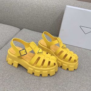 Sandales en caoutchouc jaune Monolith Platform Gladiator Logo Triangle chaussures en cuir lisse femmes designer de luxe Bride à la cheville Chunky Luxe casual flats chaussures d'usine