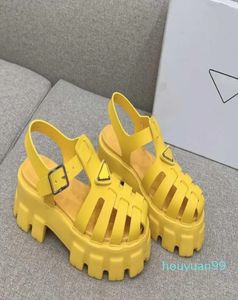 Sandales en caoutchouc à plateforme Monolith jaune, chaussures en cuir lisse avec logo Triangle, de luxe de styliste, bracelet de cheville Chunky Luxe