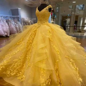 Gele prom jurk v nek kanten appliques zoet 15 jurken ruches tier rok baljurk quinceanera jurken robe de custom 0530