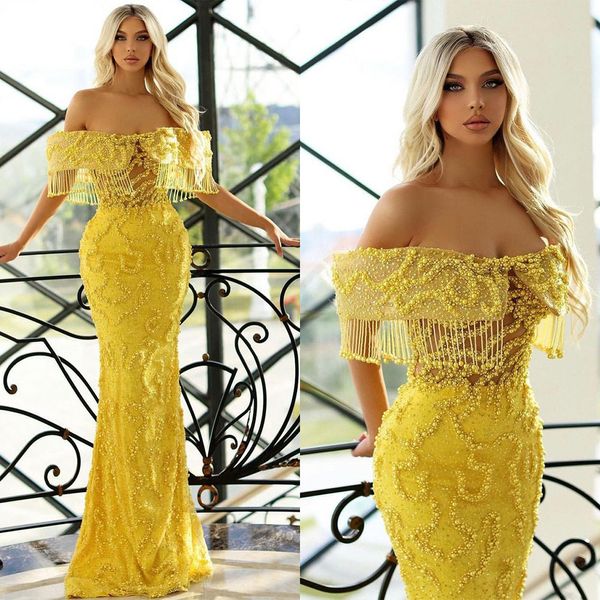 Vestido de fiesta con cuentas de perlas brillantes amarillas Fuera del hombro Manga corta Ilusión Sirena Vestidos de noche Tren de barrido Vestidos para ocasiones especiales