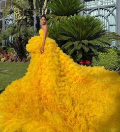 Vestido de noche amarillo sin tirantes Ruffles escalonados Tornos de barrido bajo vestidos de fiesta formales Elegantes Damas Vestido de Novia1155362