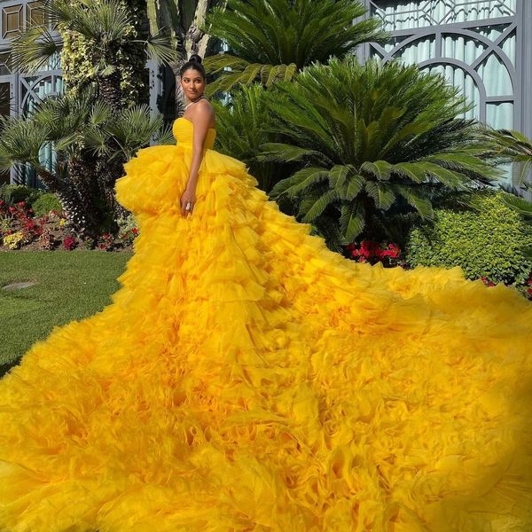 Vestido De noche amarillo sin tirantes con volantes escalonados alto bajo barrido tren vestidos De graduación elegantes damas Vestido De Novia