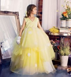 Vestido de princesa de tule amarelo em camadas com laço grande, decote em v, sem mangas, vestido de flor personalizado para ocasiões especiais, recém-chegados, personalizado