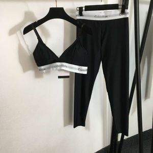 Ensemble d'exercices de yoga avec des sangles tissées de lettre Beau poitrine de camisole arrière et leggings serrés élastiques