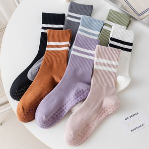 Chaussettes de yoga danser les chaussettes de fitness à rayures de sport pour femmes pour femmes chaussettes de tube pur coton pure professionnelle non glissée en silicone en silicone au genou élevé BC567