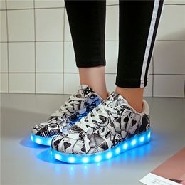 Ypyuna Unisexe LED Light Up Chaussures lumineuses Sneakers brillants colorés Kids Usb Tenis Boy Girl Shoe schoenen Camouflage Chaussure