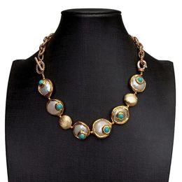 YYING – collier plaqué or avec perles en forme de pièce de monnaie blanche, pavé de zircones cubiques galvanisées, 240305