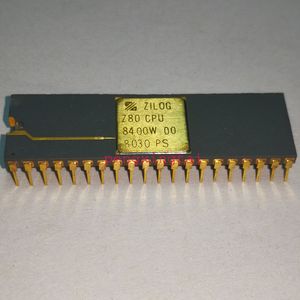 Z80 CPU. 8400W, geïntegreerde schakelingen chips gouden oppervlak 8-bit microprocessor ic. Dual In-line 40 pins Ceramic Package ICS, Vintage Chip AUCDIP40