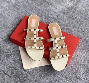 Zapatos Mujer Color Rivets Spiked Gladiator Plats plats Sandales Stones Ded Flip Sandale Big Size Designer Chaussures pour femmes Summer6167358