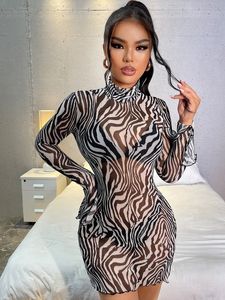 Zebra gestreepte doorzicht door gesplitste zoom mesh bodycon jurk zonder lingerie zij
