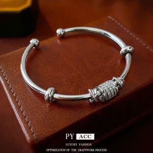 Bracelet de géométrie de zircon avec un style froid et élégant, le sens du métal de design, la personnalité de la mode, le nouveau artisanat polyvalent pour les femmes