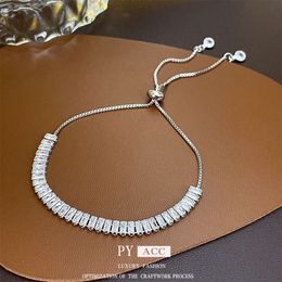 Bracelet étincelant d'épissage en zircon carré, sensable à la mode, léger et haut de gamme.Le bracelet est élégant et polyvalent, ce qui en fait un accessoire polyvalent