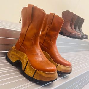 Zoom Platform enkellaars wordt geleverd in soepel kalfsleer met een dikke leren buitenzool met houteffect. Fashion forward stijl damesmerklaarzen Leren laarzen Martin Boots