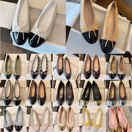 Diseñador de lujo de París Black Ballet Flats Zapatos Mujeres Marcas Acolchadas de cuero genuino en la bailarina Toe Round Ladies Zapatos Canales Zapatos de Mujer con caja