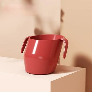 ZQ bébé apprend à boire des tasses pour enfants.