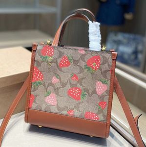 2024 Nouveau sac de designer Strawberry Cartoon Shopping Sac à main Mode Femmes Dernier ensemble en cuir souple Bandoulière Sac à bandoulière Vacances Luxe Grande capacité Sac en cuir